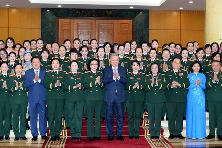 Tổng Bí thư Tô Lâm và các đại biểu tham dự cuộc gặp mặt đoàn đại biểu tiêu biểu dự Đại hội đại biểu Phụ nữ Quân đội lần thứ VIII.