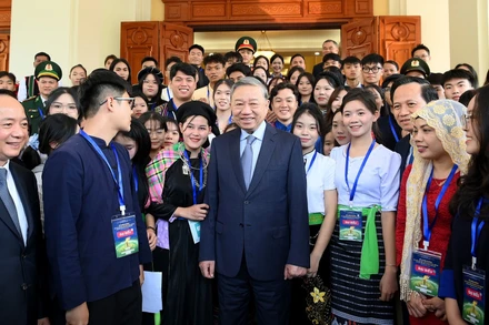 Tổng Bí thư Tô Lâm với đại biểu và học sinh, sinh viên, thanh niên dân tộc thiểu số xuất sắc, tiêu biểu.