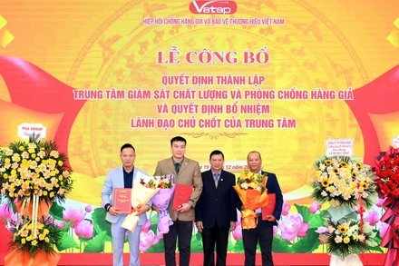 Ông Nguyễn Đăng Sinh, Chủ tịch Hiệp hội Chống hàng giả và Bảo vệ thương hiệu Việt Nam trao Quyết định thành lập Trung tâm Giám sát chất lượng và Phòng chống hàng giả.