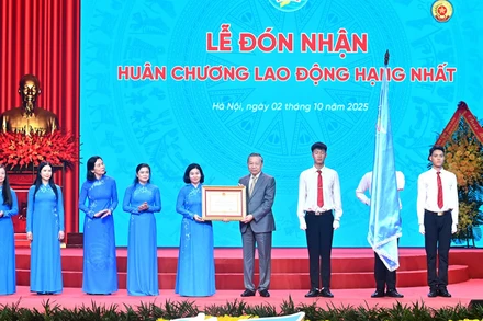 Tổng Bí thư Tô Lâm trao Huân chương Lao động hạng Nhất tặng Hội Liên hiệp Phụ nữ Việt Nam. 
