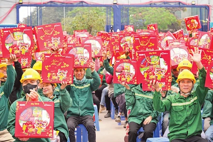 Công nhân tại công trường dự án Nhà hát Ngọc Trai (Hà Nội) nhận những phần quà Tết từ Ban tổ chức chương trình “Xây Tết 2026” do Báo Nhân Dân phối hợp cùng Công ty cổ phần Xây dựng Coteccons tổ chức. (Ảnh: BẢO LONG)