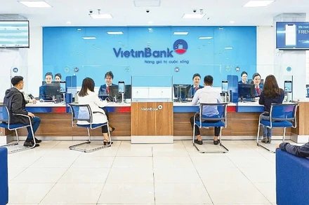 Khách hàng giao dịch tại chi nhánh Ngân hàng VietinBank.