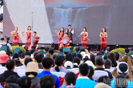 Biểu diễn nhiều tiết mục nghệ đặc sắc phục vụ nhân dân tại Chương trình "Tết Quân-Dân" năm 2026 ở Lâm Đồng.