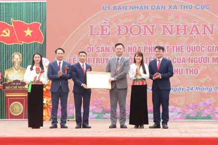 Đại diện Bộ Văn hóa, Thể thao và Du lịch trao bằng công nhận Lễ hội Tết Doi là Di sản văn hóa phi vật thể quốc gia.