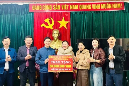 Đại diện Văn phòng Báo Nhân Dân tại Hà Tĩnh và Ban vận động Quỹ cứu trợ Hà Tĩnh trao biểu trưng hỗ trợ cho Trường mầm non Xuân Liên (Cổ Đạm, Hà Tĩnh).