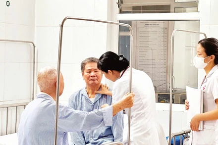 Người cao tuổi được các bác sĩ thăm, khám sức khỏe tại Bệnh viện đa khoa Đông Anh (Hà Nội).