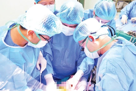 Các bác sĩ Bệnh viện Trung ương Quân đội 108 thực hiện ca ghép gan được điều phối từ người hiến tại Bệnh viện Nhân dân 115 (Thành phố Hồ Chí Minh).