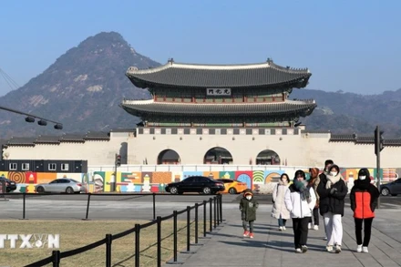 Du khách tham quan quảng trường Gwanghwamun. (Ảnh: Khánh Vân/TTXVN)