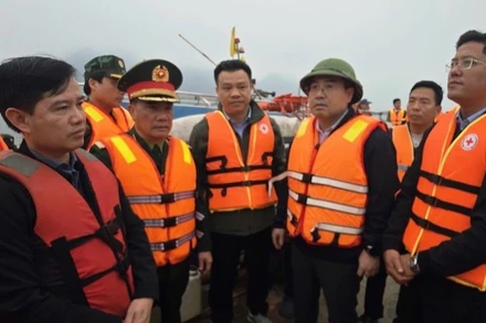 Chủ tịch Ủy ban nhân dân tỉnh Lào Cai Nguyễn Tuấn Anh (người đội mũ, thứ ba từ phải sang) trực tiếp có mặt tại hiện trường, chỉ đạo công tác cứu hộ các nạn nhân bị chìm tàu trên hồ Thác Bà tối 21/2.