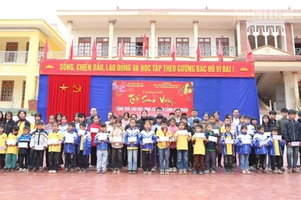 Đại diện các đơn vị trao tặng quà Tết cho 62 em học sinh có hoàn cảnh khó khăn tại Trường tiểu học và trung học cơ sở Chiềng Ngần A. (ẢNH: PHAN THẢO)