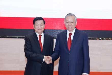 Tổng Bí thư Tô Lâm và Tổng Bí thư, Chủ tịch nước Lào Thongloun Sisoulith đến dự Hội nghị thông báo kết quả Đại hội đại biểu toàn quốc lần thứ XIV của Đảng Cộng sản Việt Nam. (Ảnh: Thống Nhất/TTXVN)