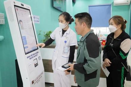 Ki-ốt tiếp nhận khám, chữa bệnh tự động phục vụ người dân khi đến đăng ký khám tại Trạm Y tế xã Sóc Sơn. (Ảnh THẢO TRẦN)