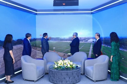 Các đại biểu nhấn nút khai trương sản phẩm.