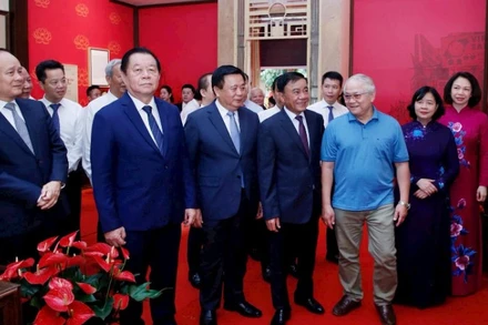 Các đại biểu tham quan di tích Nhà số 48 Hàng Ngang.