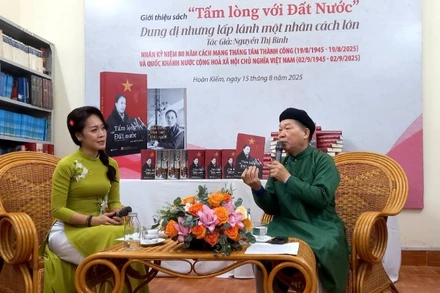 Các đại biểu trao đổi về cuốn sách của nguyên Phó Chủ tịch nước Nguyễn Thị Bình.