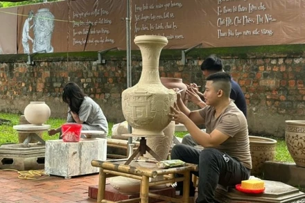 Không gian trải nghiệm gốm Bát Tràng tại Văn Miếu-Quốc Tử Giám.