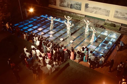 Du khách trải nghiệm tour đêm “Giải mã Hoàng thành Thăng Long”. (Ảnh: Trung tâm Bảo tồn Di sản Thăng Long Hà Nội)