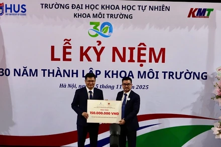 Đại diện Viện Khoa học Giáo dục và Môi trường, Sàn Văn hóa Học và Đọc Việt Nam trao tặng 150 triệu đồng cho Quỹ học bổng Cựu người học.