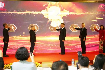 Các đại biểu nhấn nút khai mạc triển lãm.