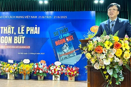 Nhà báo, nhà văn Hồ Quang Lợi chia sẻ tại buổi lễ ra mắt sách “Sự thật, Lẽ phải và Ngọn bút”.