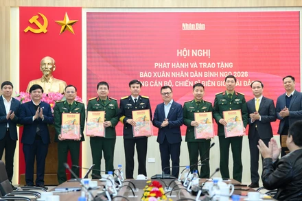Ủy viên Trung ương Đảng, Tổng Biên tập Báo Nhân Dân Lê Quốc Minh cùng đại diện các đơn vị trao Báo Xuân Nhân Dân Bính Ngọ 2026 tặng cán bộ, chiến sĩ biên giới, hải đảo.
