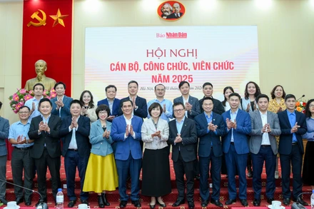 Các đại biểu cùng cán bộ, công chức, viên chức Báo Nhân Dân tại hội nghị.
