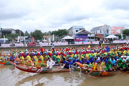 Các đội ghe Ngo tập trung về sông Long Bình, phường Long Đức sẵn sàng tranh tài ở các cự ly giải đấu. 