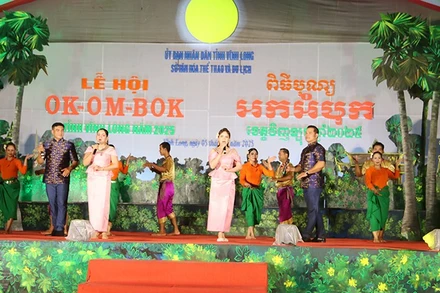 Tiết mục ca múa nhạc chào mừng đêm hội Ok Om Bok năm 2025 tỉnh Vĩnh Long.