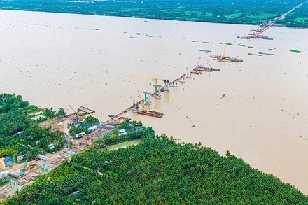 Cầu Đại Ngãi 1 bắc qua sông Hậu sau 1 năm thi công.