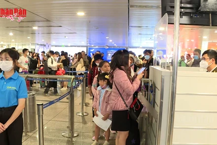 [Video] Sân bay Tân Sơn Nhất lập kỷ lục gần 178.000 lượt khách trong ngày mùng 6 Tết