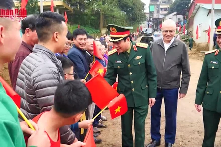 [Video] Thông cầu phao Đoan Hùng qua sông Lô