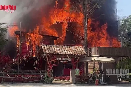 [Video] Cháy lớn quán cà phê tại phường Hiệp Bình, Thành phố Hồ Chí Minh