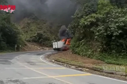 [Video] Xe tải cháy ngùn ngụt trên Đèo Khánh Lê