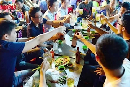 [Video] Lạm dụng rượu bia dịp Tết: Nguy cơ sức khỏe và tai nạn giao thông