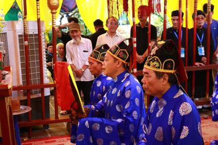 Tế lễ dâng thánh nhân dịp đón Chứng nhận Di sản Văn hóa phi vật thể quốc gia Lễ hội làng La Phù.