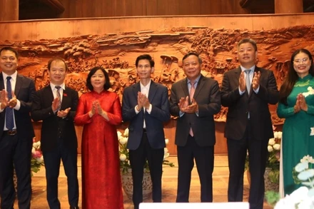 Các đại biểu bên bức tranh Vinh quy bái tổ đạt nhiều kỷ lục Việt Nam.