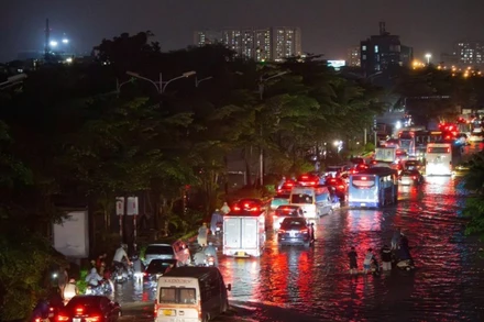 Do ảnh hưởng của cơn bão số 10, nhiều địa bàn của Hà Nội bị ngập sâu, gây ảnh hưởng đến cuộc sống người dân.