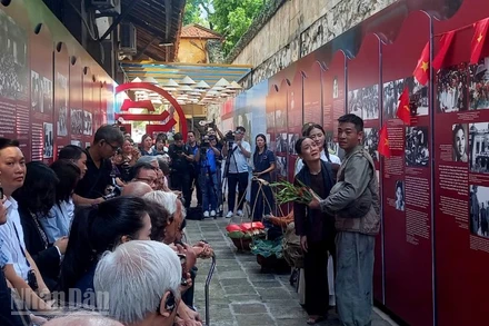 Hoạt cảnh tái hiện một gia đình Hà Nội đón người thân là chiến sĩ trở về trong ngày Giải phóng Thủ đô.