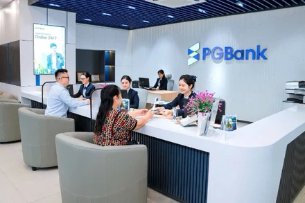 Giao dịch khách hàng tại chi nhánh ngân hàng PGBank.