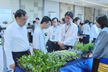 Không gian trưng bày giới thiệu mô hình, công nghệ và giải pháp nông nghiệp thích ứng với biến đổi khí hậu.