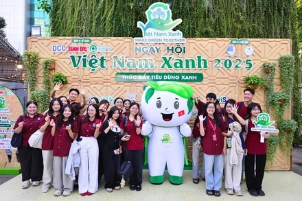 Các bạn trẻ Trường đại học Nguyễn Tất Thành hào hứng tham gia ngày hội.