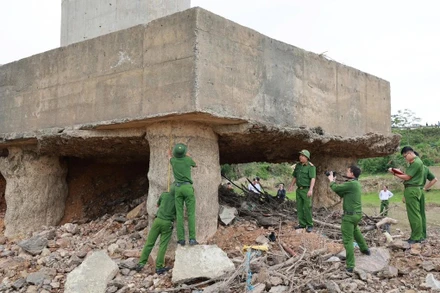 Công an tỉnh Phú Thọ kiểm tra cầu Sông Lô (Ảnh: Công an Phú Thọ).