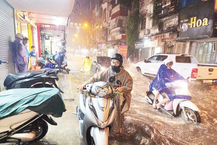 Phố Nguyễn Tuân thường xuyên ngập sau mưa lớn. Ảnh: Võ Hải