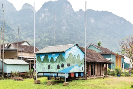 Nhà phao ở làng Tân Hóa, tỉnh Quảng Trị được lắp đặt ngay bên cạnh căn nhà chính của một gia đình. Nguồn: Oxalis Adventure 