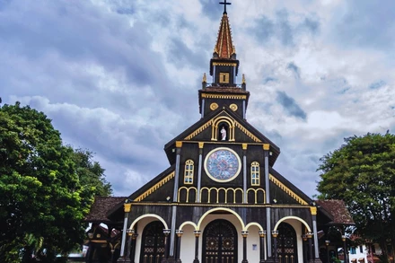 Mặt trước Nhà thờ gỗ Kon Tum.