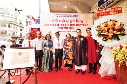 Lễ ra mắt và gắn bảng công nhận Di tích kiến trúc nghệ thuật chợ Tân Định.