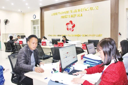 Cán bộ Trung tâm phục vụ hành chính công phường Hiệp Hòa giải quyết thủ tục hành chính phục vụ người dân. 