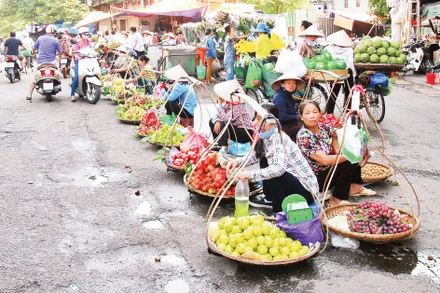 Hà Nội vẫn tồn tại nhiều chợ cóc, điểm kinh doanh tự phát. Ảnh: Khiếu Minh
