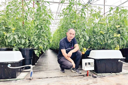 ThS Nguyễn Đức Huy bên sáng chế đang sử dụng trong nông trại của mình.