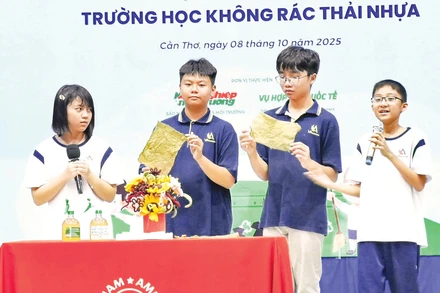 Học sinh Trường trung học phổ thông Việt-Mỹ giới thiệu các sản phẩm tái chế từ rác thải. Ảnh: Mỹ Ly